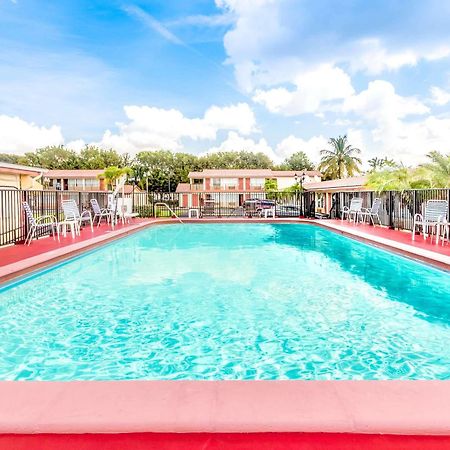 Econo Lodge Inn & Suites Florida City Bagian luar foto