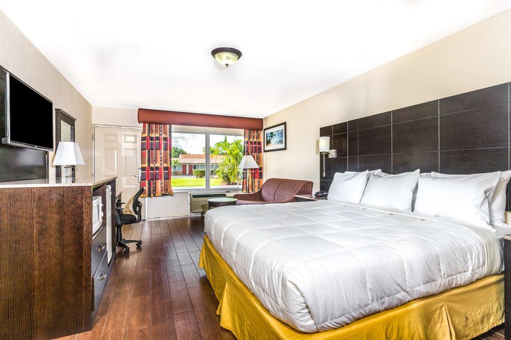 Econo Lodge Inn & Suites Florida City Bagian luar foto
