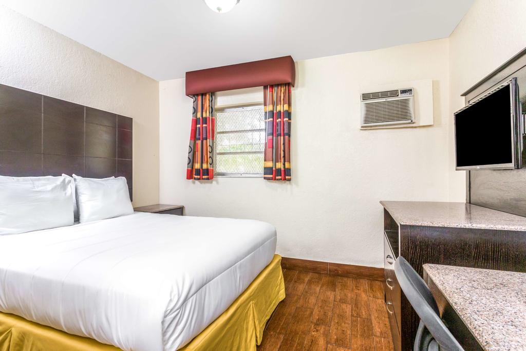 Econo Lodge Inn & Suites Florida City Bagian luar foto