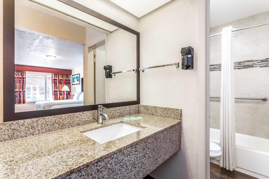 Econo Lodge Inn & Suites Florida City Bagian luar foto