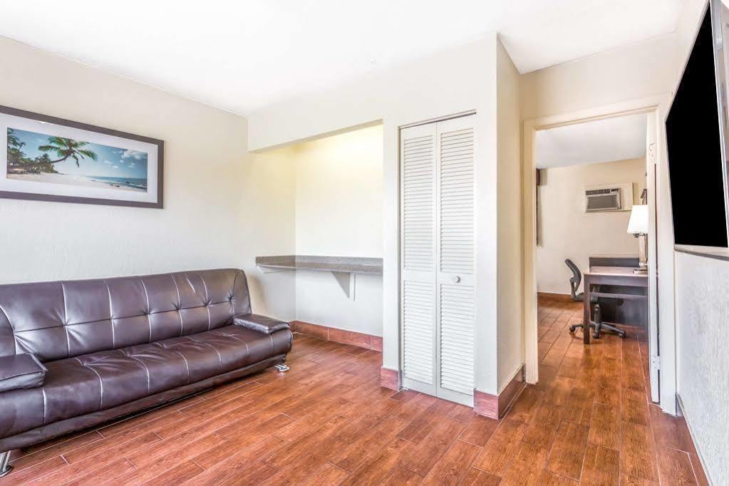 Econo Lodge Inn & Suites Florida City Bagian luar foto