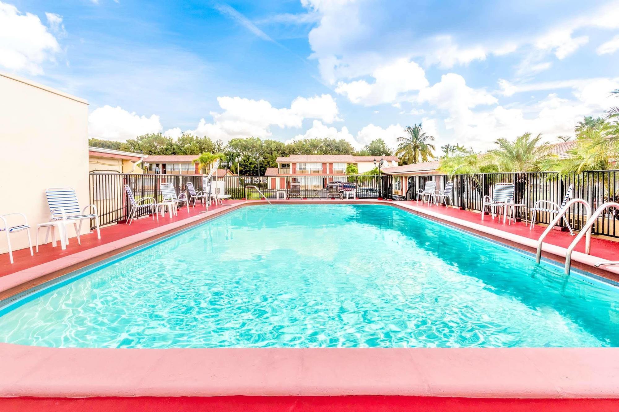 Econo Lodge Inn & Suites Florida City Bagian luar foto