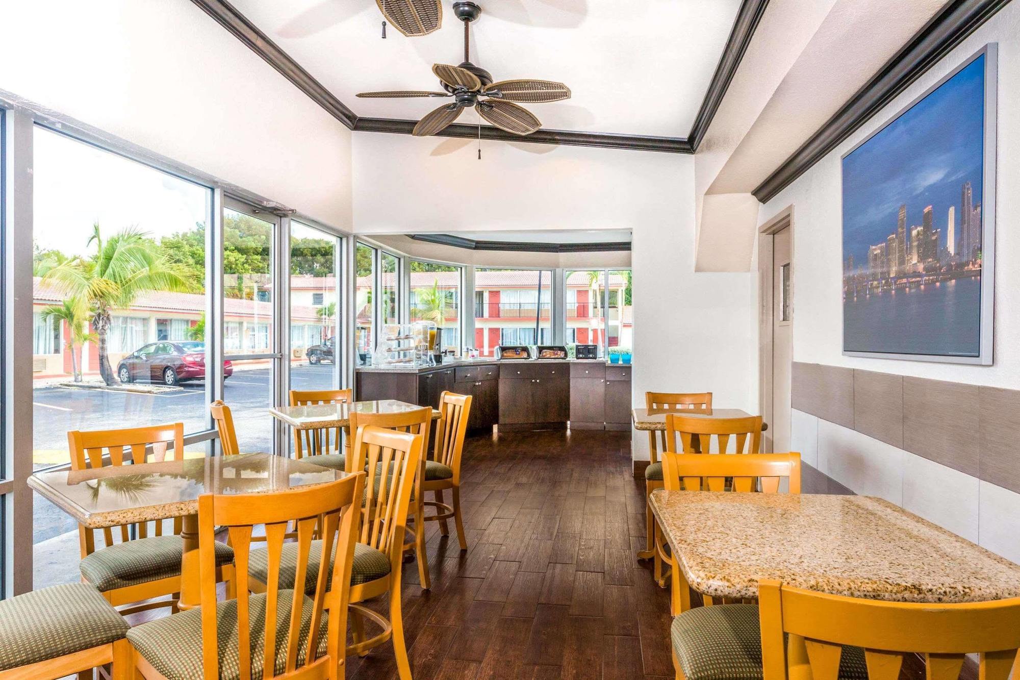 Econo Lodge Inn & Suites Florida City Bagian luar foto