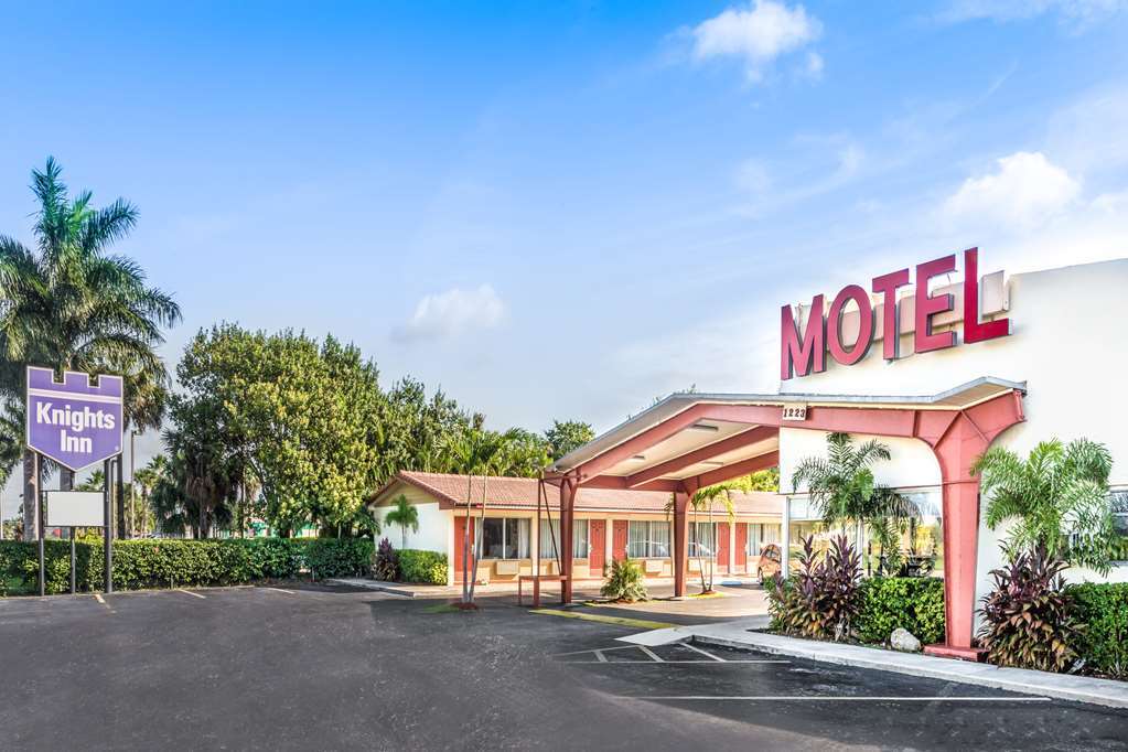 Econo Lodge Inn & Suites Florida City Bagian luar foto